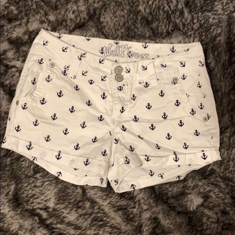 White and navy anchor patterned shorts size 5